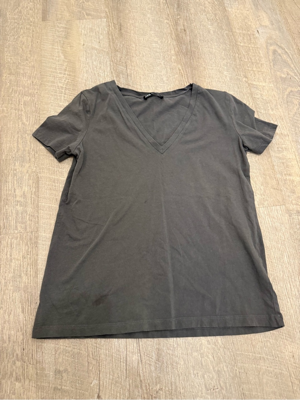 Zara V‑Neck Tee in Charcoal Gray